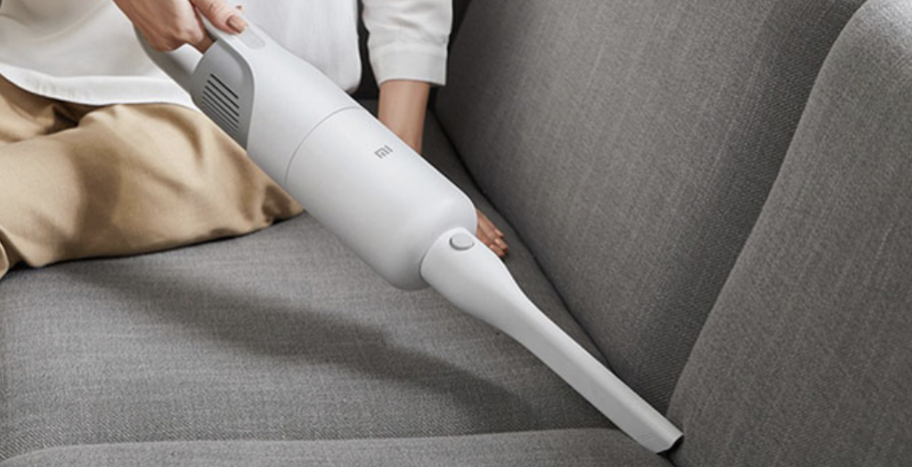 Sử dụng bàn chải và máy hút bụi